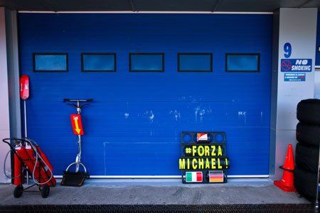 Die Garage des Ferrari-Teams beim Training in Jerez am Mittwochnachmittag. (Bild: EPA) Die Garage des Ferrari-Teams beim Training in Jerez am Mittwochnachmittag. (Bild: EPA)