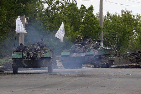 Separatisten auf dem (geordneten) Rückzug von einem Kontrollpunkt außerhalb der Stadt. (Bild: AP) Separatisten auf dem (geordneten) Rückzug von einem Kontrollpunkt außerhalb der Stadt. (Bild: AP)