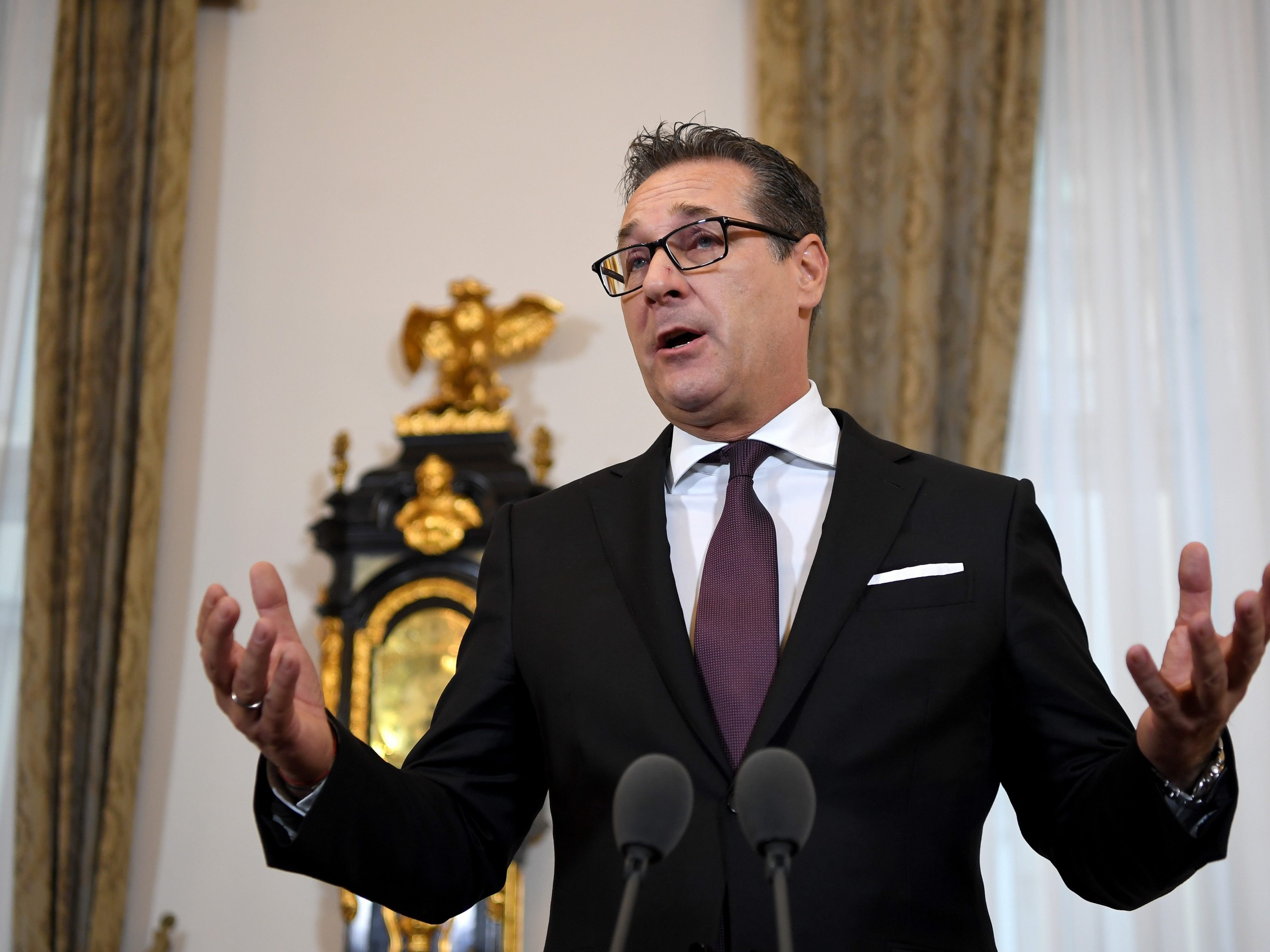 Der deutsche Politiker fordert Straches Rücktritt Der deutsche Politiker fordert Straches Rücktritt