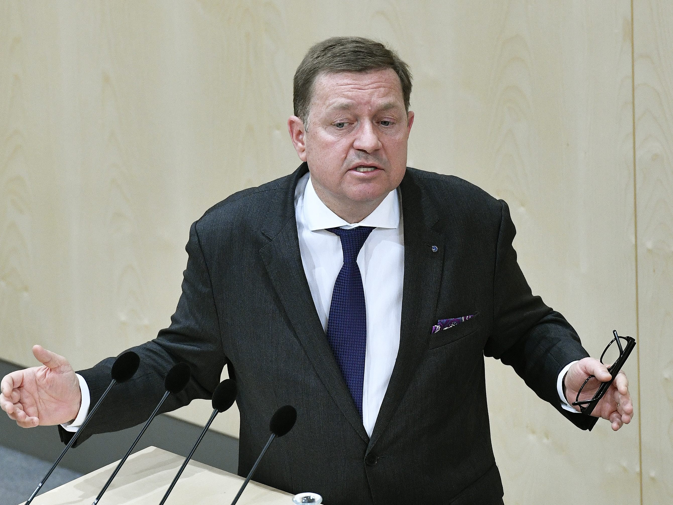 Amon befürchtet ein Durchsickern heikler Daten. Amon befürchtet ein Durchsickern heikler Daten.