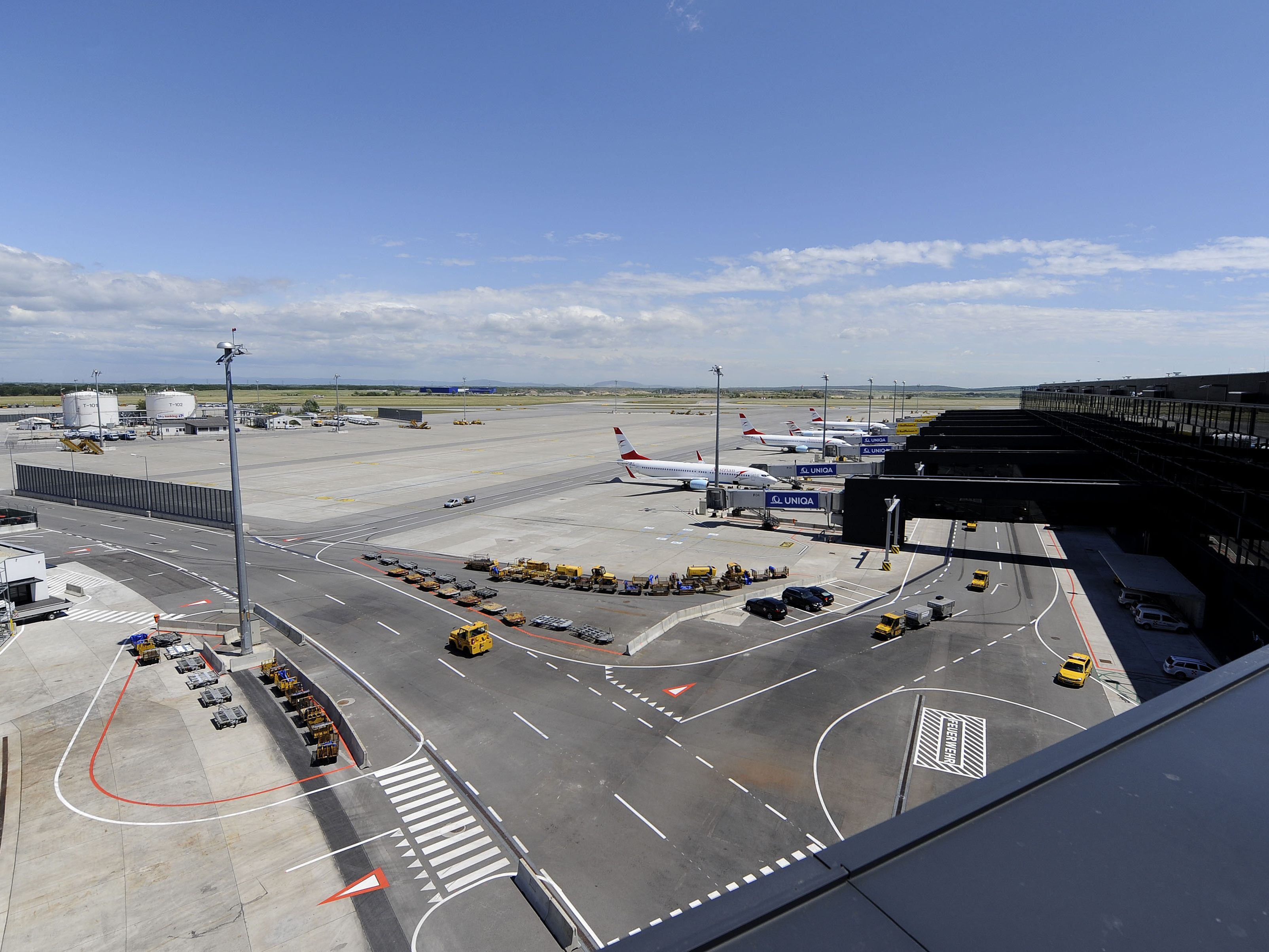 Drei Arbeiter wurden bei einem Unfall am Flughafen Wien-Schwechat schwer verletzt. Drei Arbeiter wurden bei einem Unfall am Flughafen Wien-Schwechat schwer verletzt.