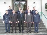Bild: Regierungsrat Hugo Quaderer (3.v.l.) mit Polizeichef Adrian Hasler (2.v.l.) und dem Ausbildungsteam des Bildungszentrums. Bild: Regierungsrat Hugo Quaderer (3.v.l.) mit Polizeichef Adrian Hasler (2.v.l.) und dem Ausbildungsteam des Bildungszentrums.