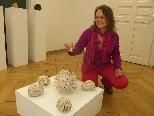 Bild: Die ausstellende Künstlerin Claudia Mang "spielt" mir einer Installation von Ewald Hotz. Bild: Die ausstellende Künstlerin Claudia Mang "spielt" mir einer Installation von Ewald Hotz.