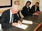 Illwerke-Vorstand Ludwig Summer unterschreibt den Partnerschaftsvertrag mit dem Montafon. Illwerke-Vorstand Ludwig Summer unterschreibt den Partnerschaftsvertrag mit dem Montafon.