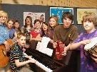 Musiklehrerin Margot Berchtold mit einigen Schülern des Klassenchors.