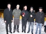 Thomas Riegler (2.v.l.) mit den Unterstützern des Eislaufplatzes in Partenen. Thomas Riegler (2.v.l.) mit den Unterstützern des Eislaufplatzes in Partenen.