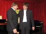 Johannes Wohlgenannt und Stefan Eder spielen auf zwei Klavieren auf. Johannes Wohlgenannt und Stefan Eder spielen auf zwei Klavieren auf.