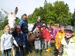 Kinder der Volksschule Batschuns mit Lehrerin Judith Mähr und Fridolin Kathan. Kinder der Volksschule Batschuns mit Lehrerin Judith Mähr und Fridolin Kathan.