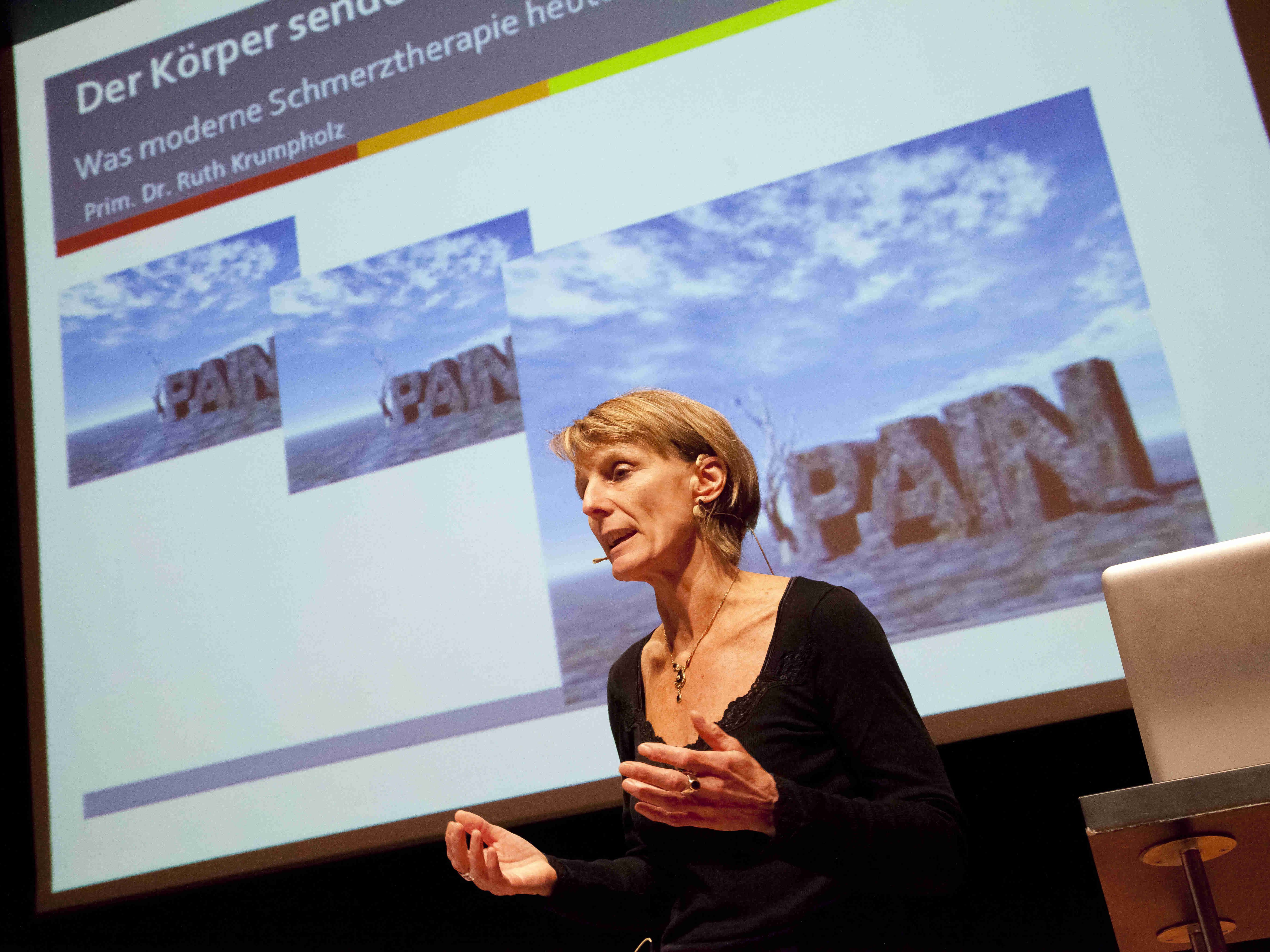 Dr. Ruth Krumpholz beim Mini Med-Vortrag im Wolfurter Cubus
