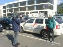 Snowboardstar Susi Moll bei Dreharbeiten vor der Landessportschule in Dornbirn.