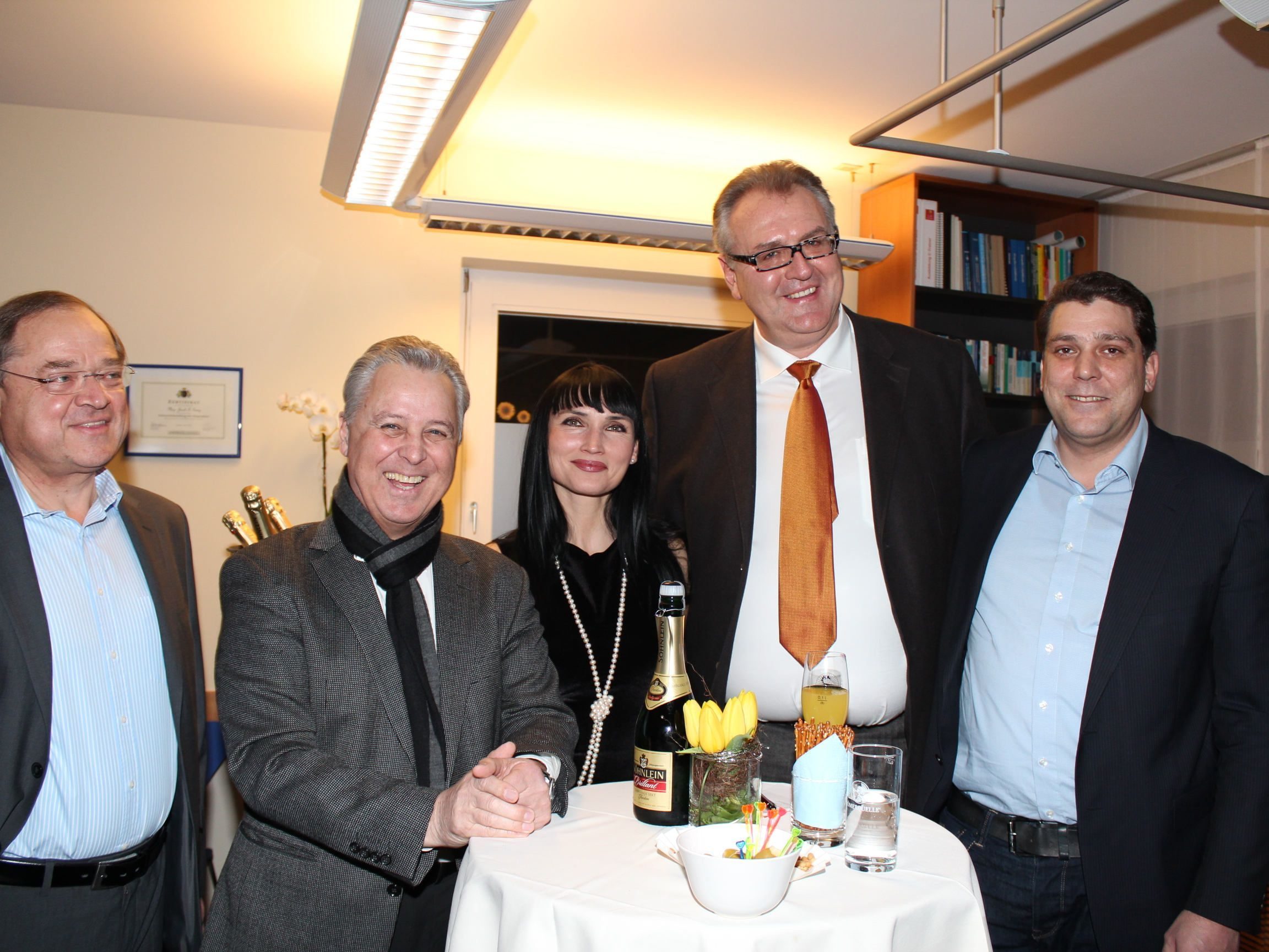 Dr. Axel Stöckl, Hugo Rogginer, Krystyna und Jacek T. Gorny sowie Bgm. Harald Köhlmeier. Dr. Axel Stöckl, Hugo Rogginer, Krystyna und Jacek T. Gorny sowie Bgm. Harald Köhlmeier.