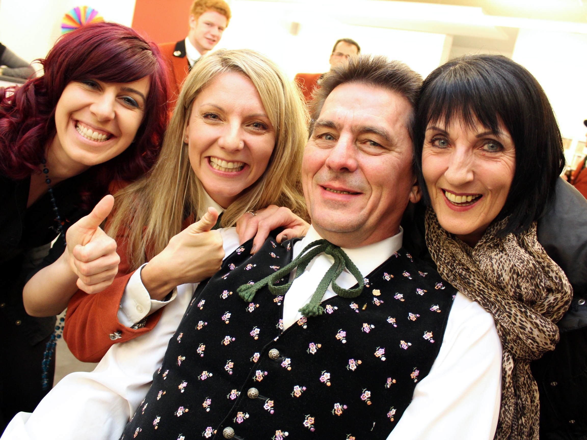 „Schnauzloser“ Hans Fetz mit Mirjana Mesarek, Tochter Bianca und Gattin Elisabeth „Schnauzloser“ Hans Fetz mit Mirjana Mesarek, Tochter Bianca und Gattin Elisabeth