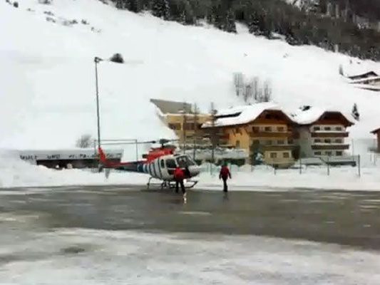 Flucht auf dem Luftweg: Russen versuchen Schneechaos via Helikopter zu entkommen. Flucht auf dem Luftweg: Russen versuchen Schneechaos via Helikopter zu entkommen.
