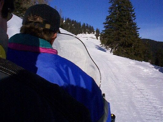 Lech: Skifahrer stürzte drei Meter ab.