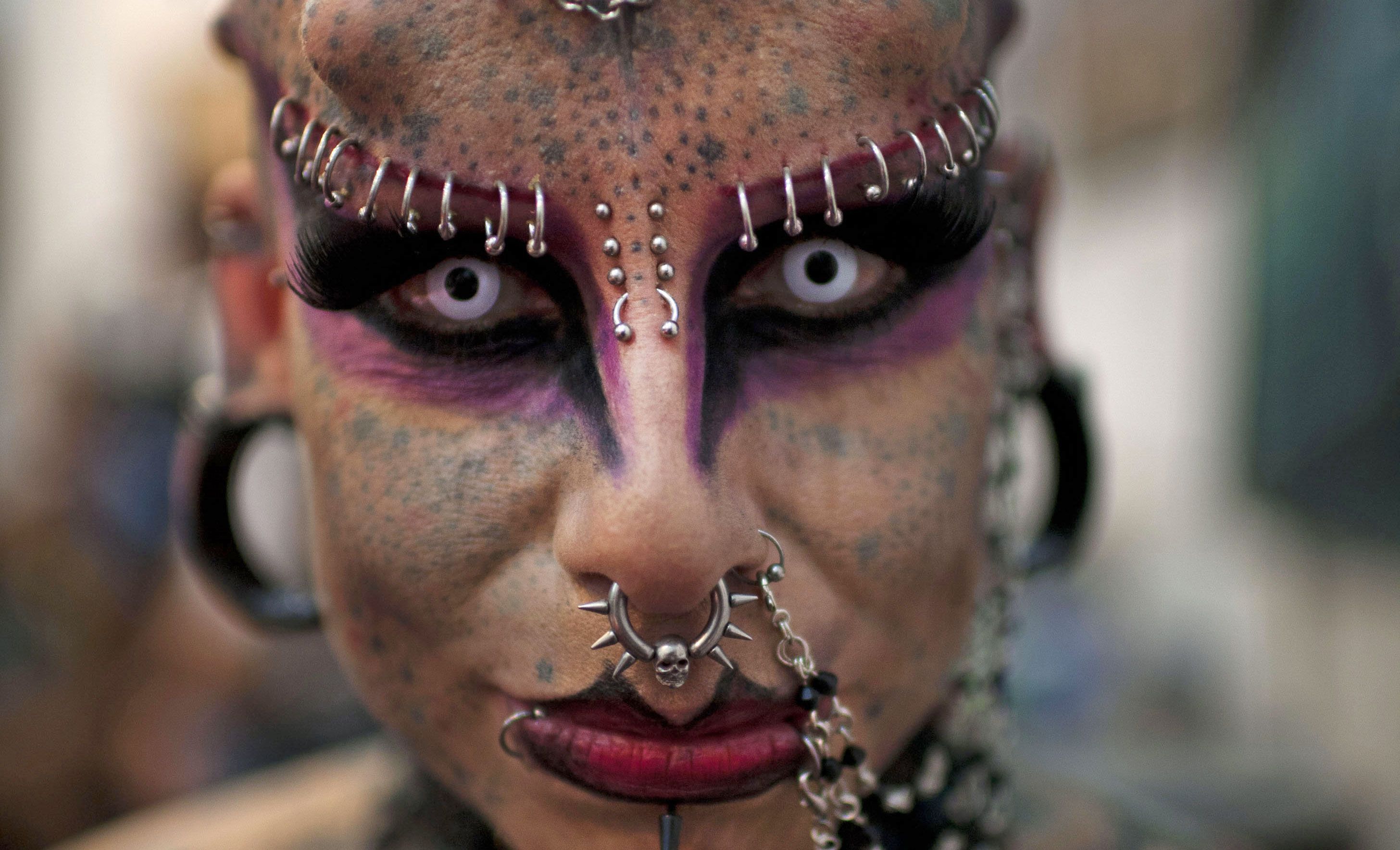 Und piercings bei extreme frauen tattoos Intimpiercings
