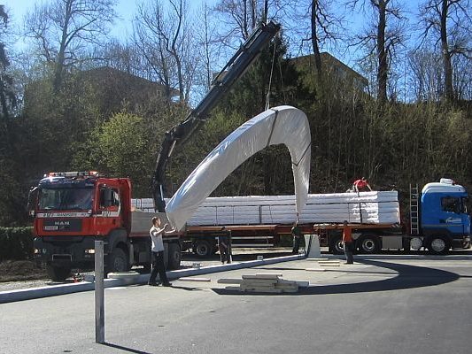 Der Aufbau der Halle hat begonnen. Der Aufbau der Halle hat begonnen.