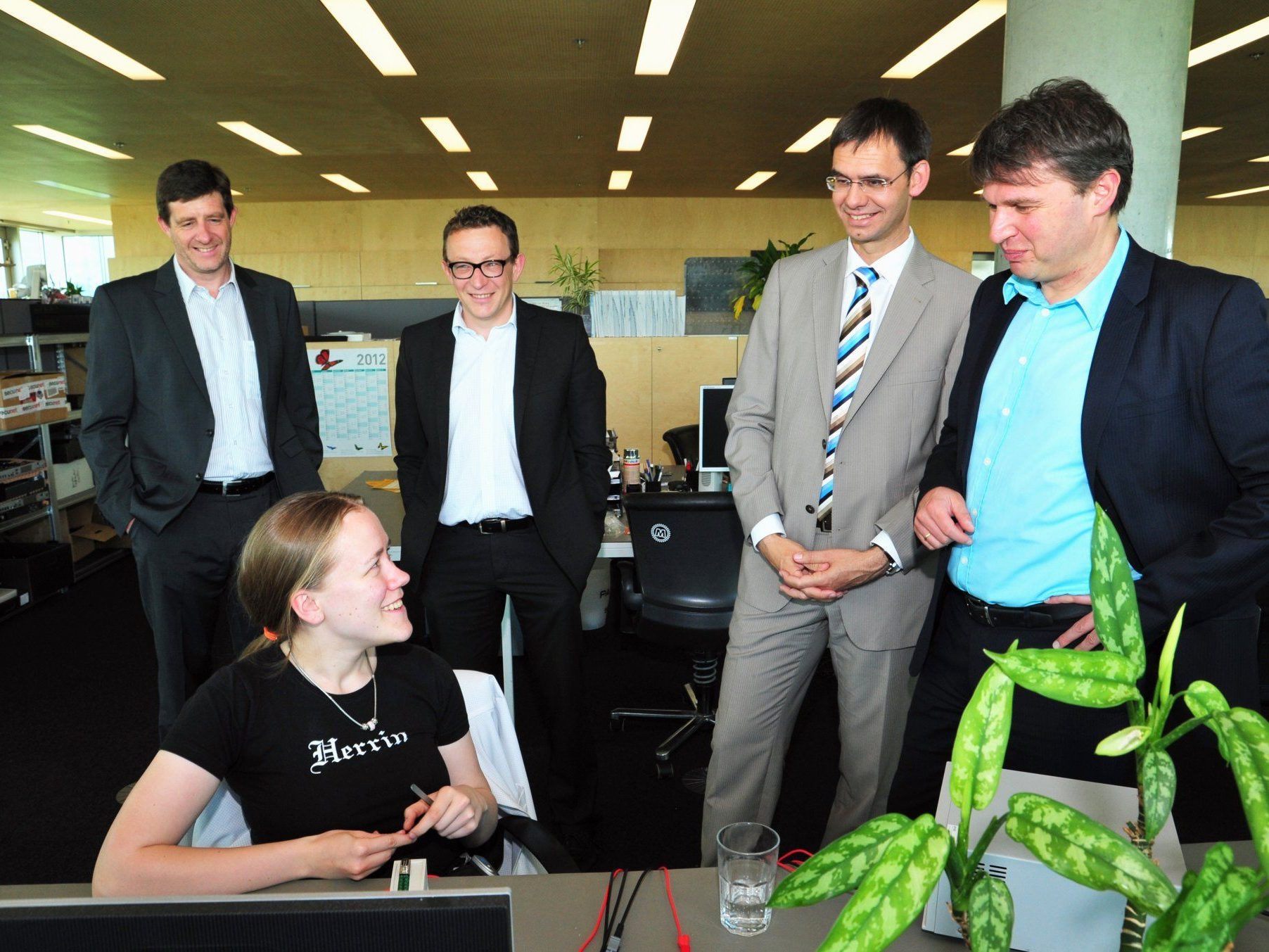 Besuch im Hightech-Unternehmen S.I.E in Lustenau – Udo Filzmaier, Gründer und CEO der System Industrie Electronic Holding AG und General Manager Jürgen Duelli führten LH Markus Wallner und Bgm. Kurt Fischer durch den Betrieb. Besuch im Hightech-Unternehmen S.I.E in Lustenau – Udo Filzmaier, Gründer und CEO der System Industrie Electronic Holding AG und General Manager Jürgen Duelli führten LH Markus Wallner und Bgm. Kurt Fischer durch den Betrieb.