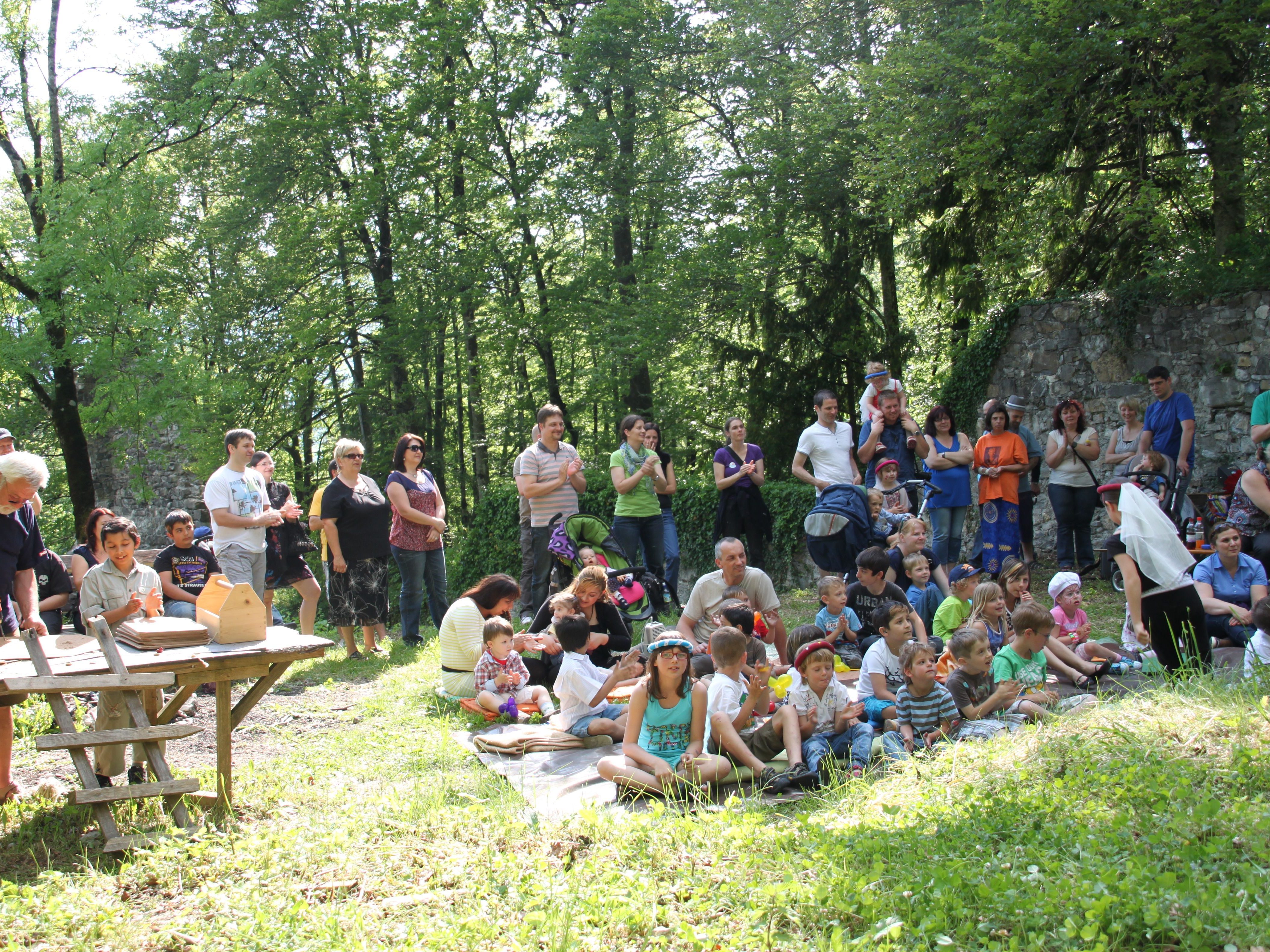 Kinder mit Beeinträchtigung und deren Eltern feierten auf der Burgruine Kinder mit Beeinträchtigung und deren Eltern feierten auf der Burgruine