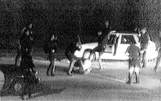 31. März 1991: Ausschnitt aus dem Video von George Holliday zeigen die Polizeibeamten wie sie einen Mann - später als Rodney King identifiziert - niederprügeln 31. März 1991: Ausschnitt aus dem Video von George Holliday zeigen die Polizeibeamten wie sie einen Mann - später als Rodney King identifiziert - niederprügeln