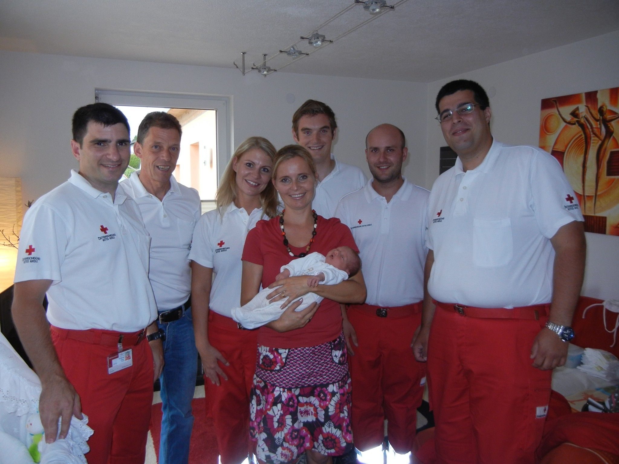 Rettungsteam Wolfgang Hutter, Dr. Alois Tschofen, Nathalie Schnell, Mathias Burgstaller, David Schuster, Andreas Gabl und Mama Eva mit Baby Lorena Rettungsteam Wolfgang Hutter, Dr. Alois Tschofen, Nathalie Schnell, Mathias Burgstaller, David Schuster, Andreas Gabl und Mama Eva mit Baby Lorena