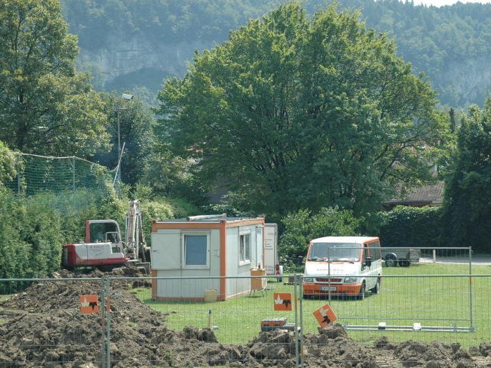 Die Vorbereitungsarbeiten für den Bau des Götzner Feuerwehrhauses am umstrittenen Standort Im Moos haben bereits begonnen. Die Vorbereitungsarbeiten für den Bau des Götzner Feuerwehrhauses am umstrittenen Standort Im Moos haben bereits begonnen.