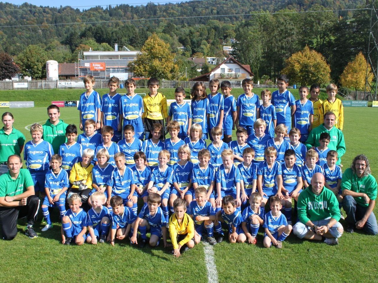 Der Lochauer Fußballnachwuchs präsentiert sich mit Trainern und Betreuern im neuen Dress.