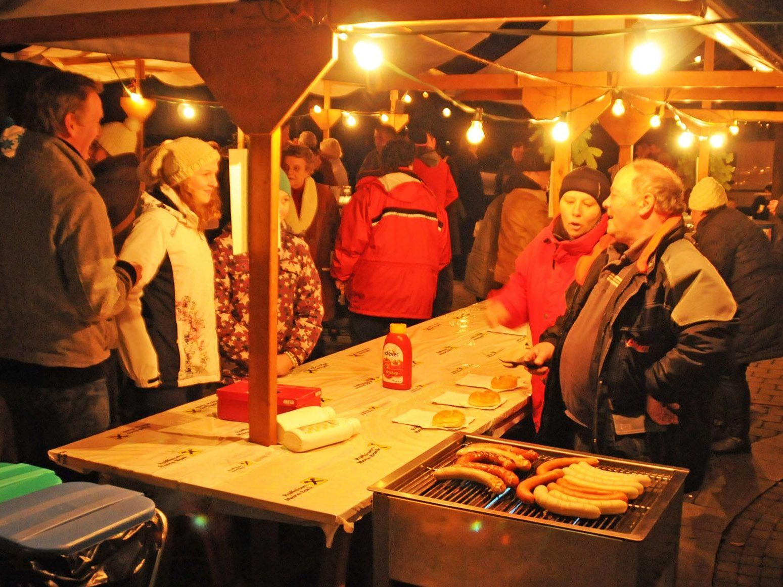 Am Wurststand in Gaißau gab es Wartezeiten, dafür aber auch beste Würste. Am Wurststand in Gaißau gab es Wartezeiten, dafür aber auch beste Würste.