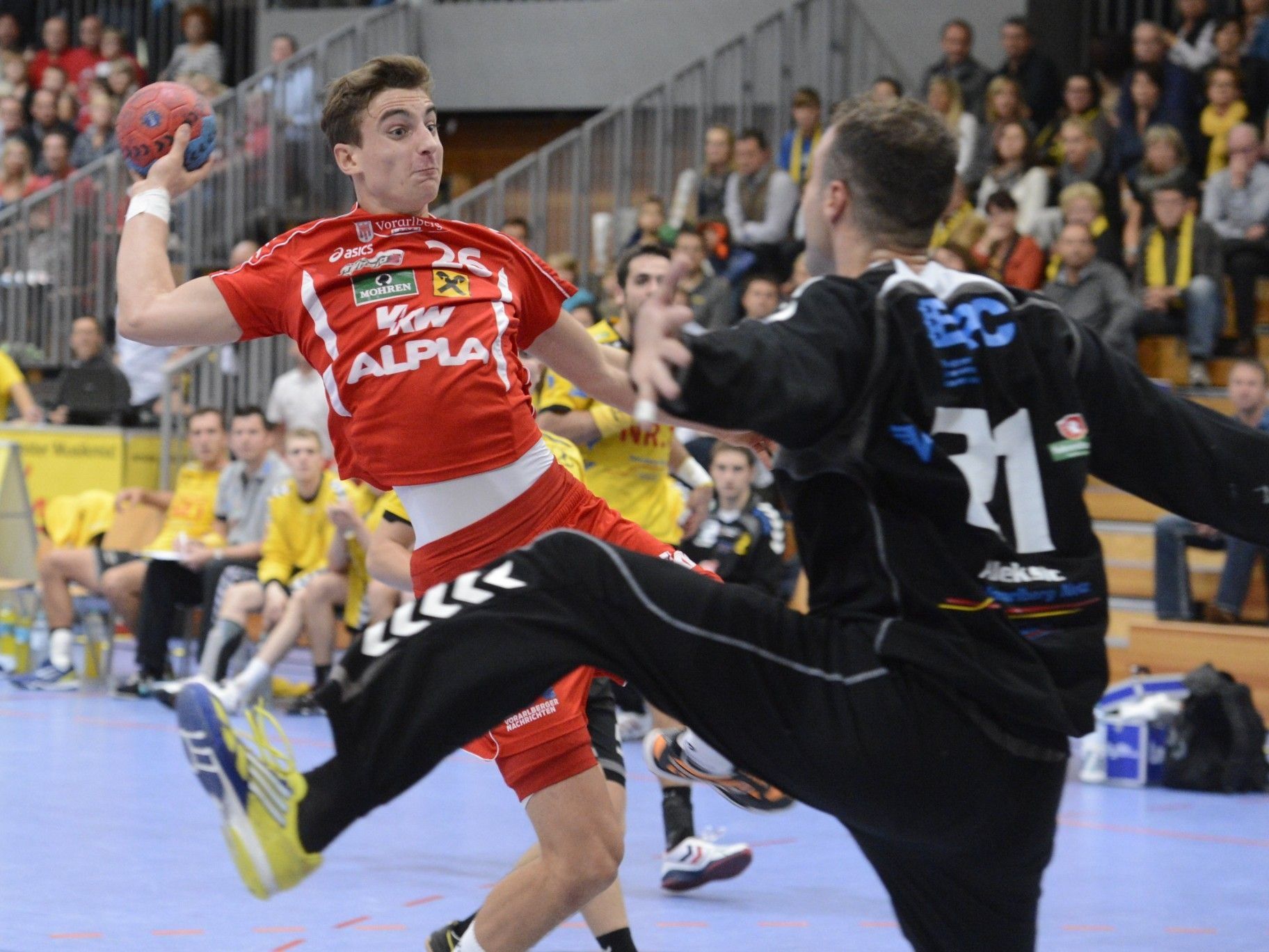 Seit mehr als eineinhalb Jahren sind die „Roten Teufel“ im Ländle-Derby nicht zu halten. Im Bild Lukas Herburger. Seit mehr als eineinhalb Jahren sind die „Roten Teufel“ im Ländle-Derby nicht zu halten. Im Bild Lukas Herburger.