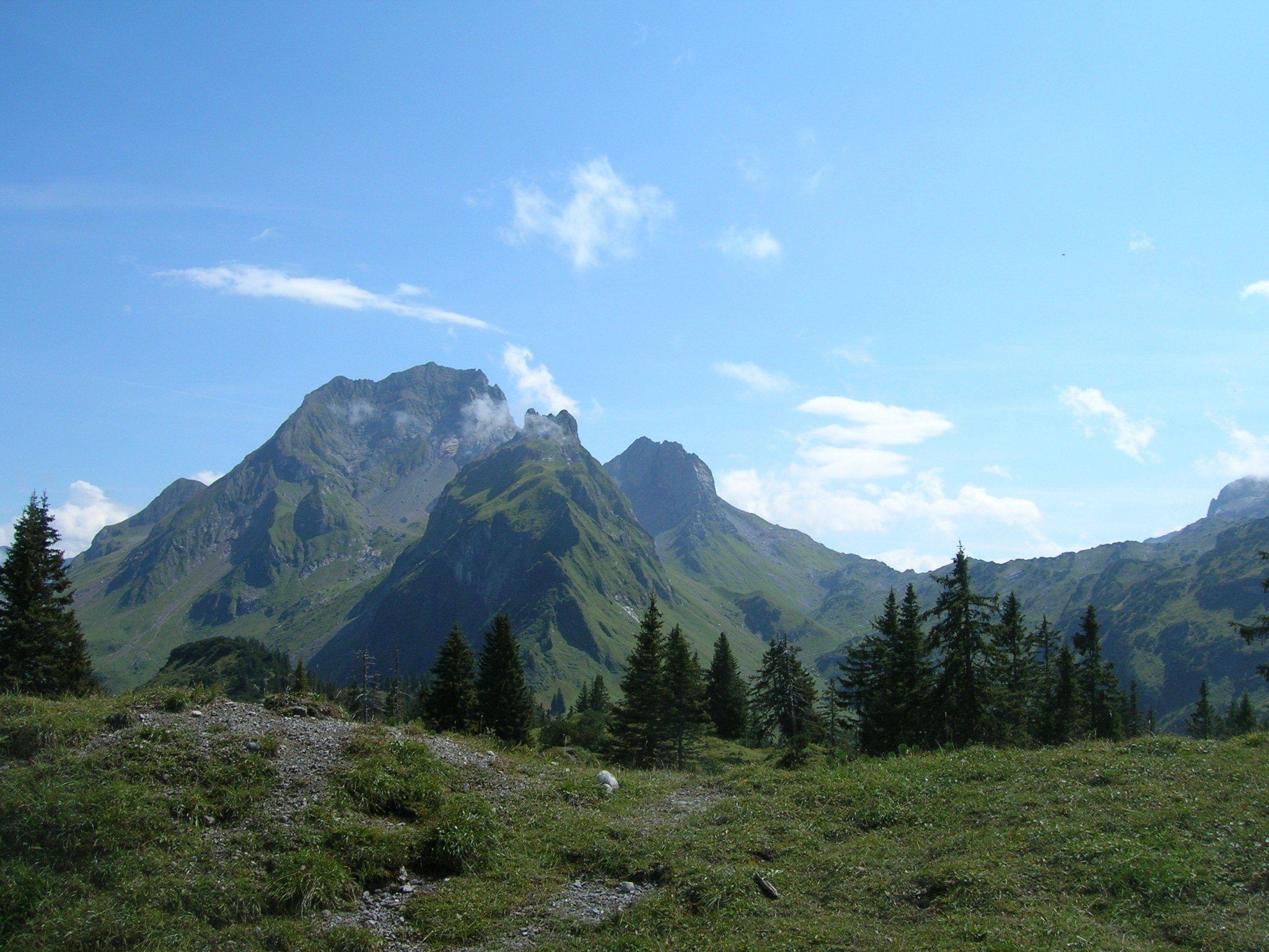 Blick vom Oberpartnom - Garmil auf die Rote Wand im Großen Walsertal. Blick vom Oberpartnom - Garmil auf die Rote Wand im Großen Walsertal.