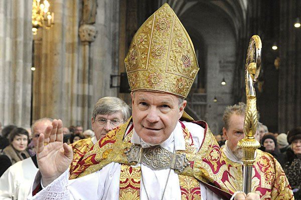 Kardinal Schönborn bei der Palmweihe im Stephansdom - nun wusch er Jugendlichen die Füße