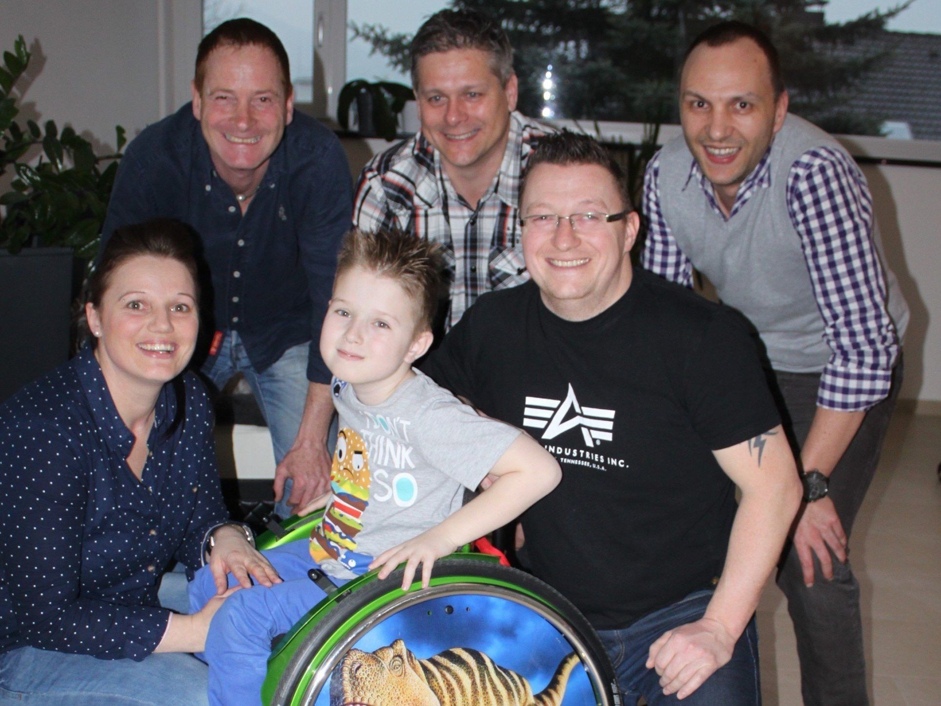 Arno Petermann, Thomas Lissy und Rene Fink konnten dem jungen Andre Leißing und seiner Familie mit der Übergabe eines neuen Spezialrollstuhles eine sehr große Freude machen. Arno Petermann, Thomas Lissy und Rene Fink konnten dem jungen Andre Leißing und seiner Familie mit der Übergabe eines neuen Spezialrollstuhles eine sehr große Freude machen.