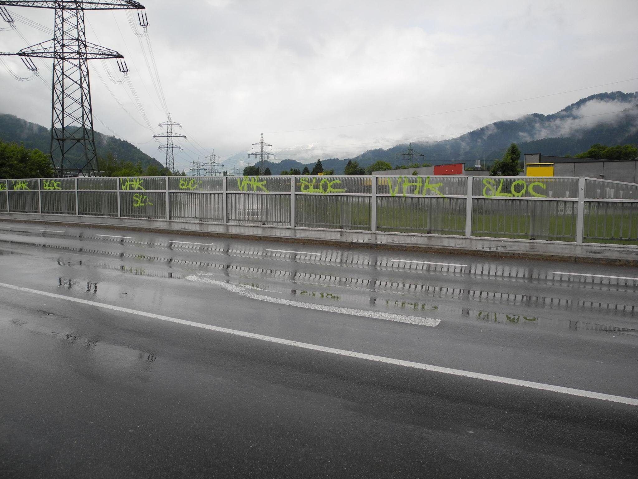 Das Geländer der Autobahnüberführung wurde ausgiebig mit grüner Farbe verunstaltet.