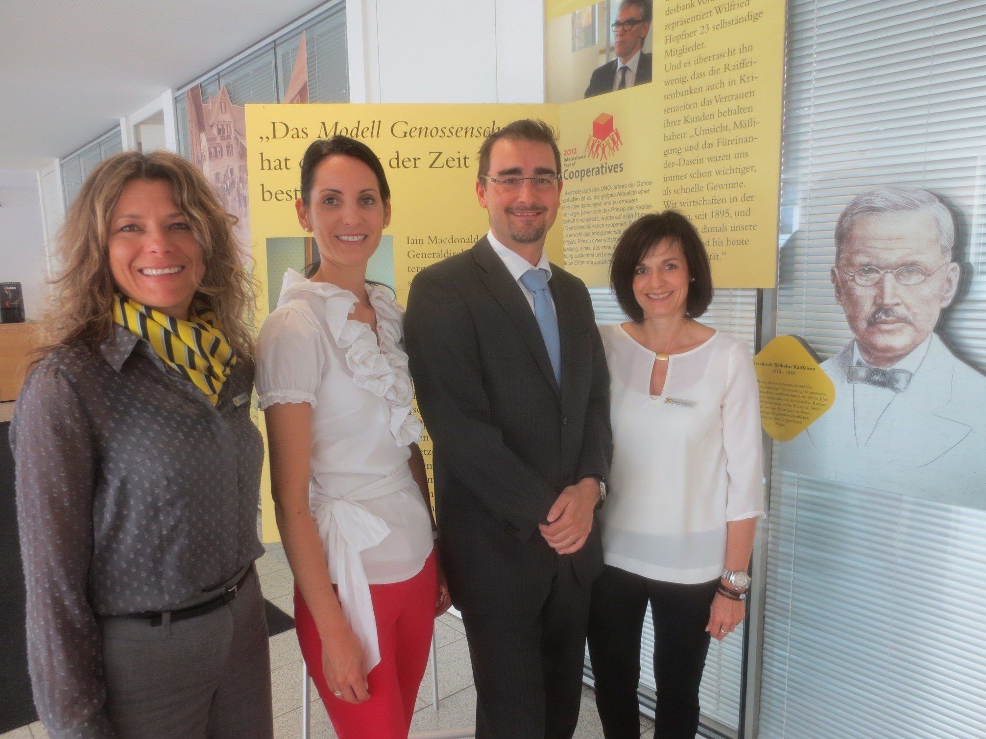 Petra Verderber, Sandra Feurstein, Bankstellenleiter Jan Moosbrugger und Brigitte Riesterer laden zum Ausstellungsbesuch „Allmeinde Vorarlberg“ in die Raiffeisen-Bankstelle Hörbranz.