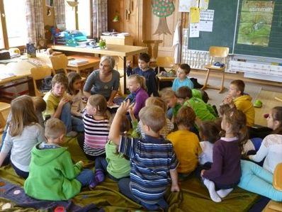 Die Kinder der Volksschule St. Gerold auf dem großen Geschichtenteppich Die Kinder der Volksschule St. Gerold auf dem großen Geschichtenteppich