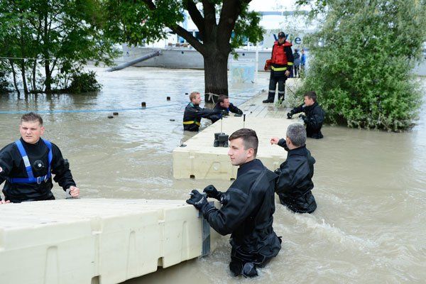 Passagiere sitzen auf der Donau in Wien auf einem Schiff fest und werden von der FEuerwehr versorgt © APA