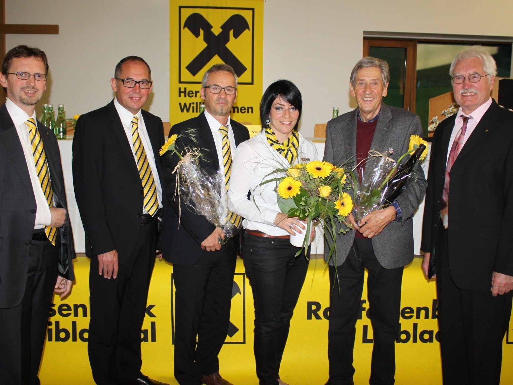 Jubilare im Mittelpunkt: Rudolf Ennemoser, Eugen Spieler und Bianca Koller mit dem AR-Vorsitzenden Siegfried Kern (rechts) sowie den GF Hubert Gieselbrecht und Gustav Kathrein (links). Jubilare im Mittelpunkt: Rudolf Ennemoser, Eugen Spieler und Bianca Koller mit dem AR-Vorsitzenden Siegfried Kern (rechts) sowie den GF Hubert Gieselbrecht und Gustav Kathrein (links).