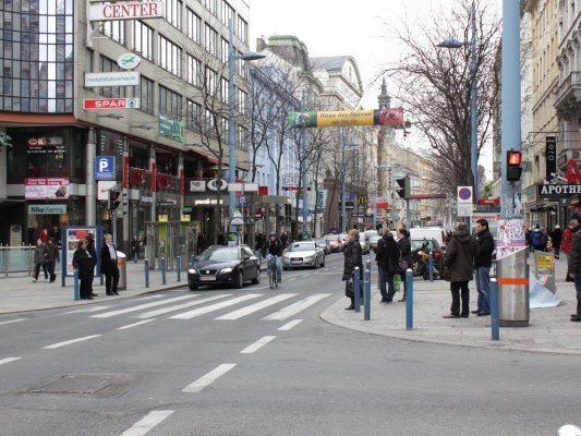 Auf der Mariahilfer Straße werden bestimmte Bereiche rot gefärbt