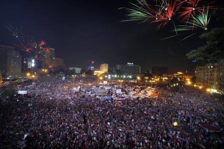 Die Menge auf dem Tahrir-Platz nahm den Armee-Aufmarsch begeistert zur Kenntnis. Foto: AP