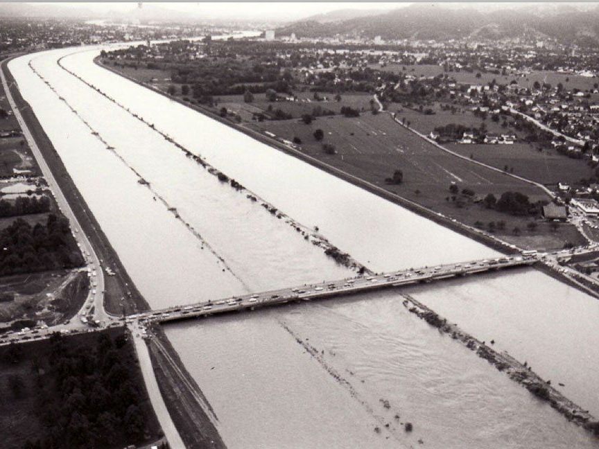 Rheinhochwasser im Jahr 1987 in Fußach.