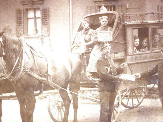 Ein wehmütiges Bild: Ein unbekannter Fotograf bannte die Postkutsche der Linie Bregenz-Hohenweiler vor ihrer letzten Fahrt im Sommer 1912 auf die Foto-Glasplatte.