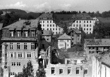 15 amerikanische Bomber warfen 1943 insgesamt 36 Sprengbomben mit je 500 kg über den Ortsteilen Tisis und Tosters ab.