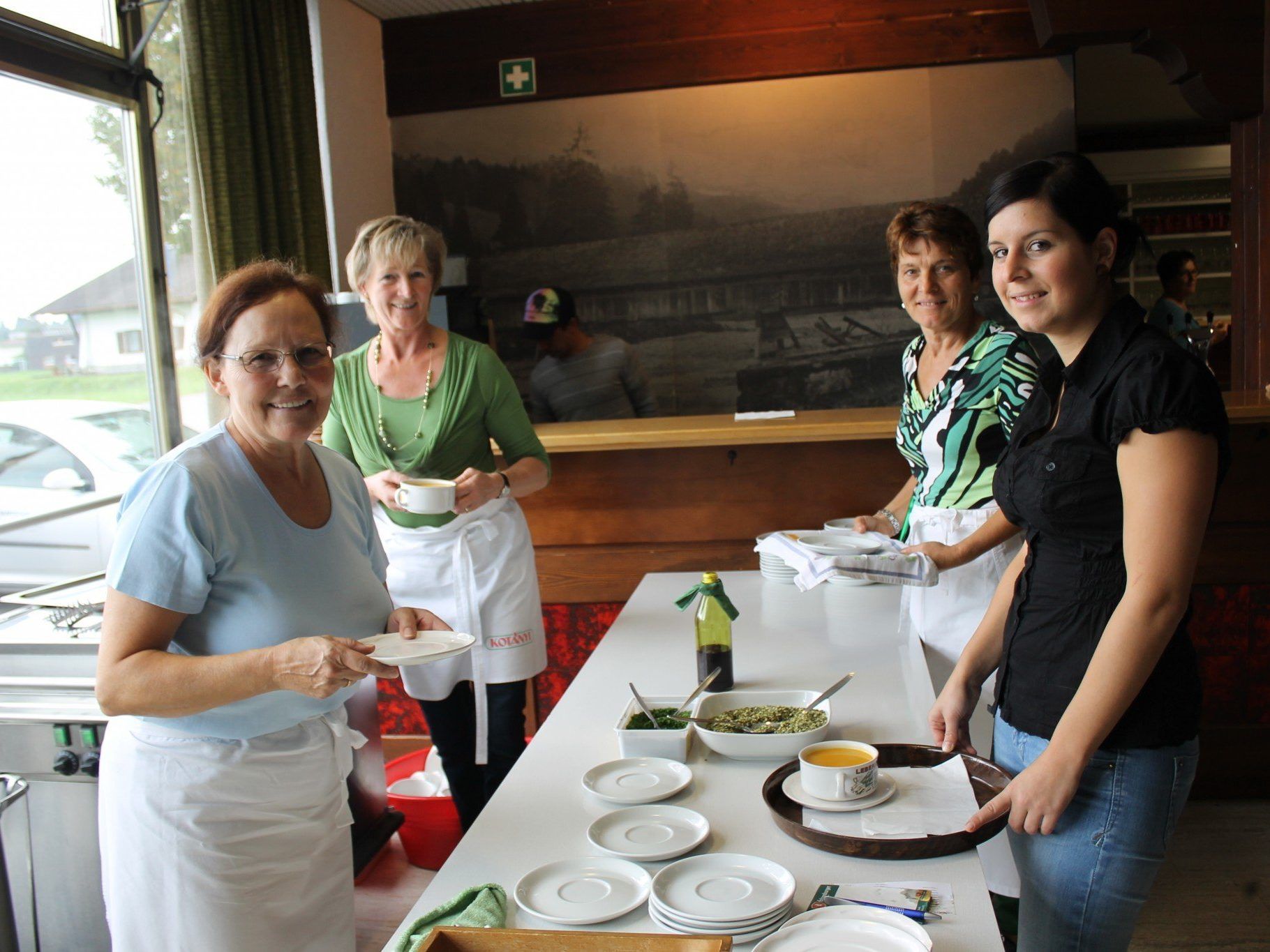 Suppe für alle verteilt das Team des Suppentages