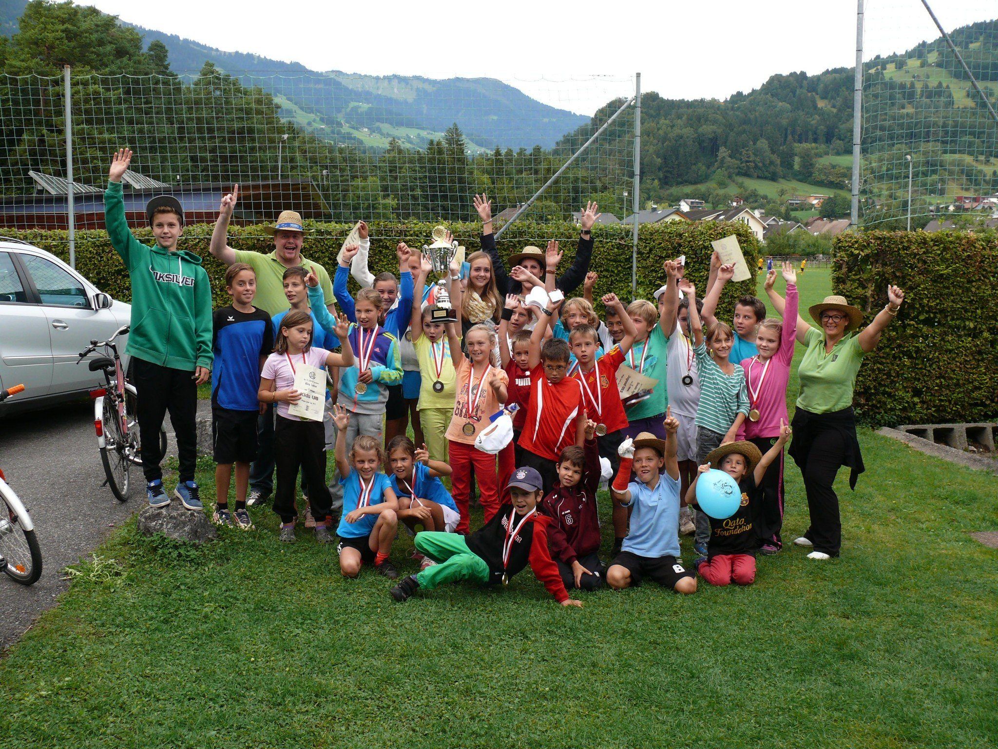 Über die Teilnahme und Sieg freuen sich die Kinder des Tennisclubs