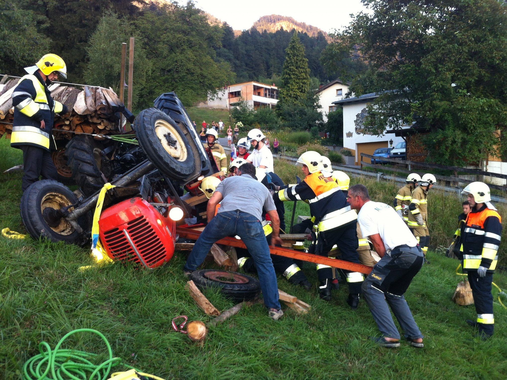 60 Mann der Feuerwehr standen für die Bergung im Einsatz. 60 Mann der Feuerwehr standen für die Bergung im Einsatz.