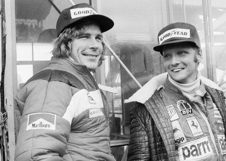 Niki Lauda mit James Hunt (v.r.)