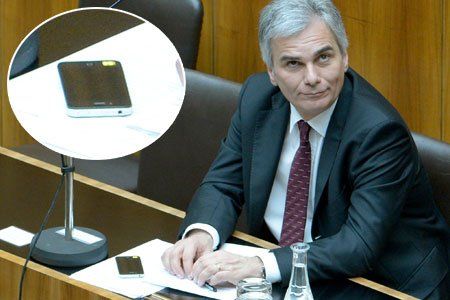 Faymann und sein iPhone. (Bild: APA) Faymann und sein iPhone. (Bild: APA)