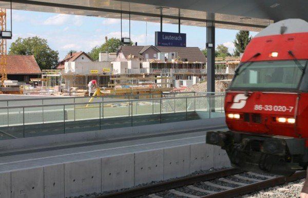 uch mit direktem Zugang zu den Bahnsteigen geht Lauterach mit dem Projekt „Üs’r Fellentor“ eine neue Dimension im Wohnbau an. uch mit direktem Zugang zu den Bahnsteigen geht Lauterach mit dem Projekt „Üs’r Fellentor“ eine neue Dimension im Wohnbau an.