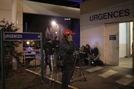 Auch ein Fan bangt vor dem Eingang zum Krankenhaus in Grenobles. (Bild: AP)