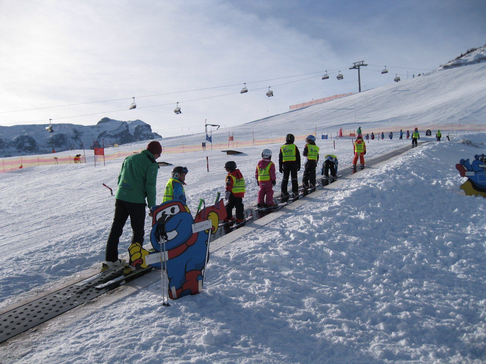 Mit Freude lernen die Kinder den Umgang mit den Skiern! Mit Freude lernen die Kinder den Umgang mit den Skiern!