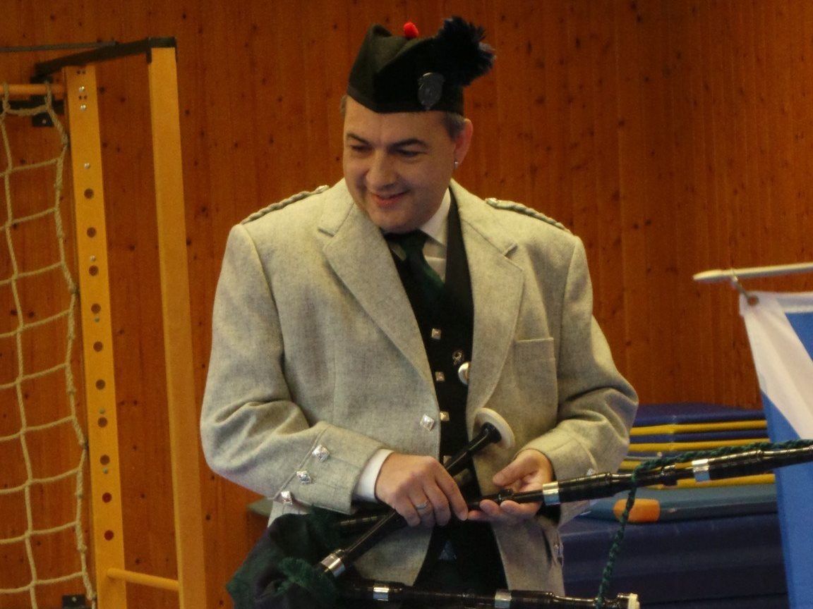 Stefan Buckenmaier spielte mit seinem Dudelsack.